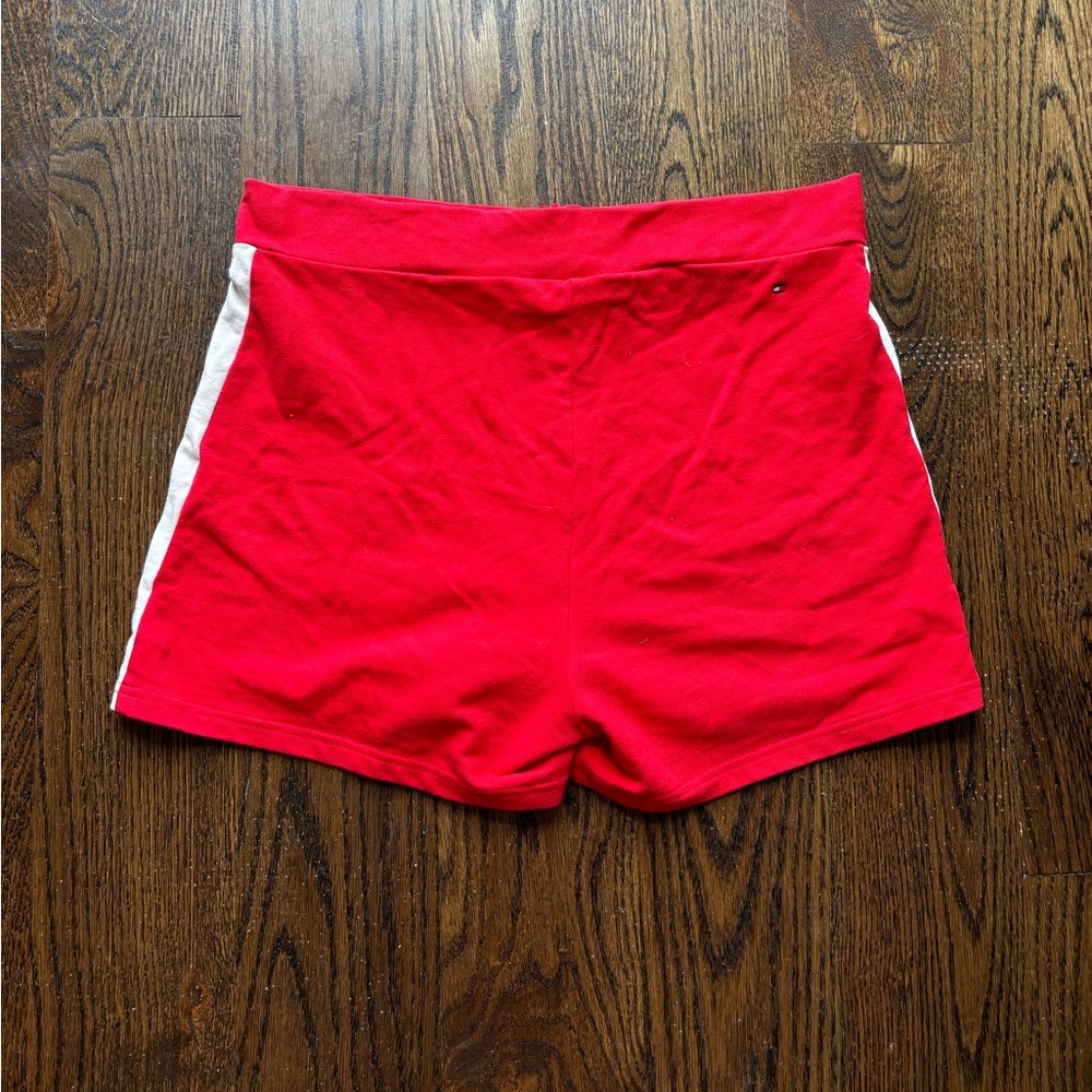 Vintage Tommy Hilfiger red shorts. Size M/L. Short to mid length